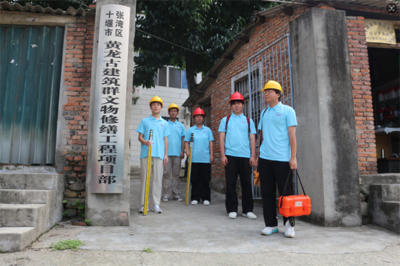 [湖北高校思政網] 守護古建,共筑未來--“砼心筑夢”火焰藍志愿服務隊深入黃龍古鎮開展暑期“三下鄉”社會實踐